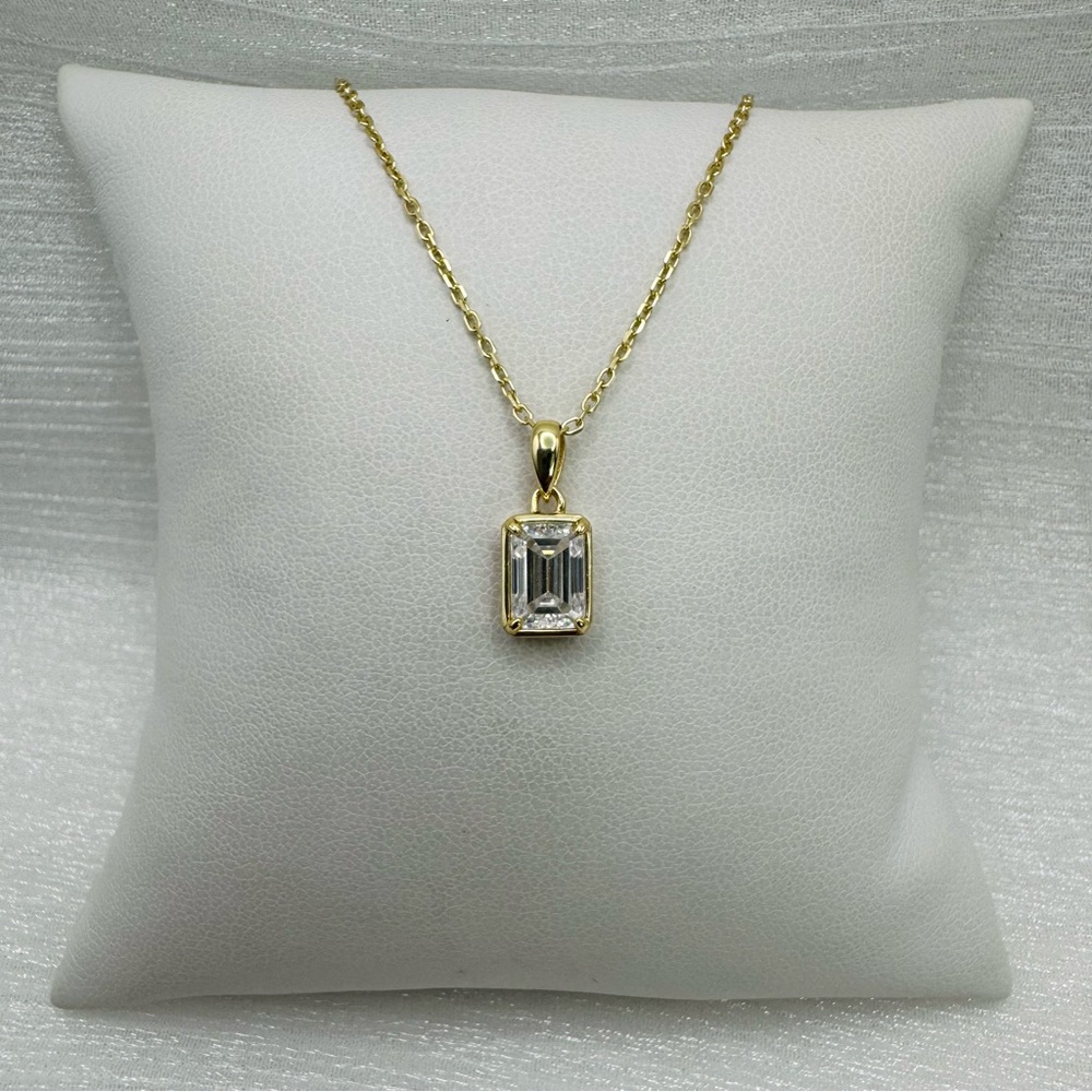 Elegant Gold and Silver Pendant Necklace